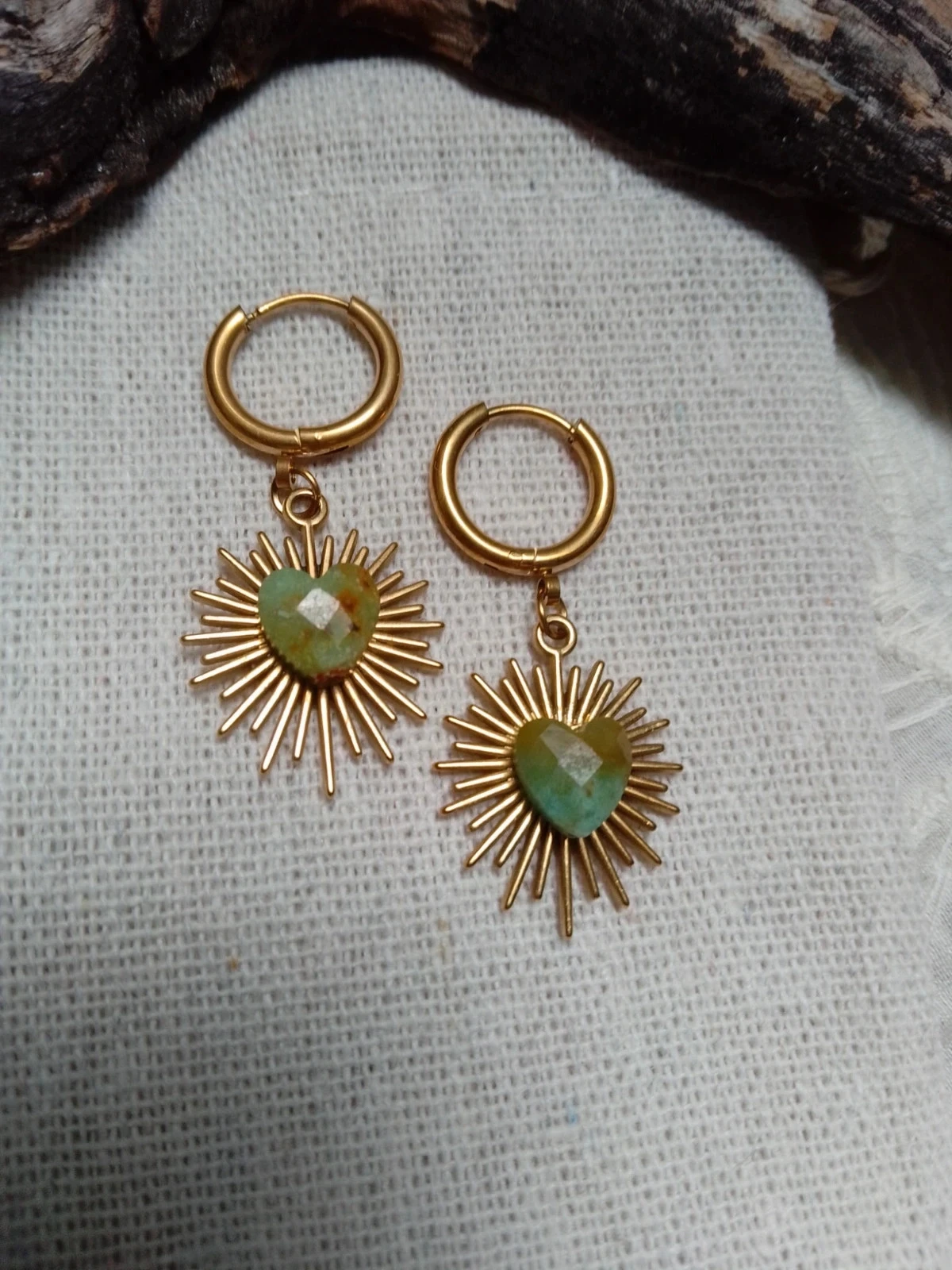 Créoles dorées soleil cœurs de pierres turquoise africaine – photo 2